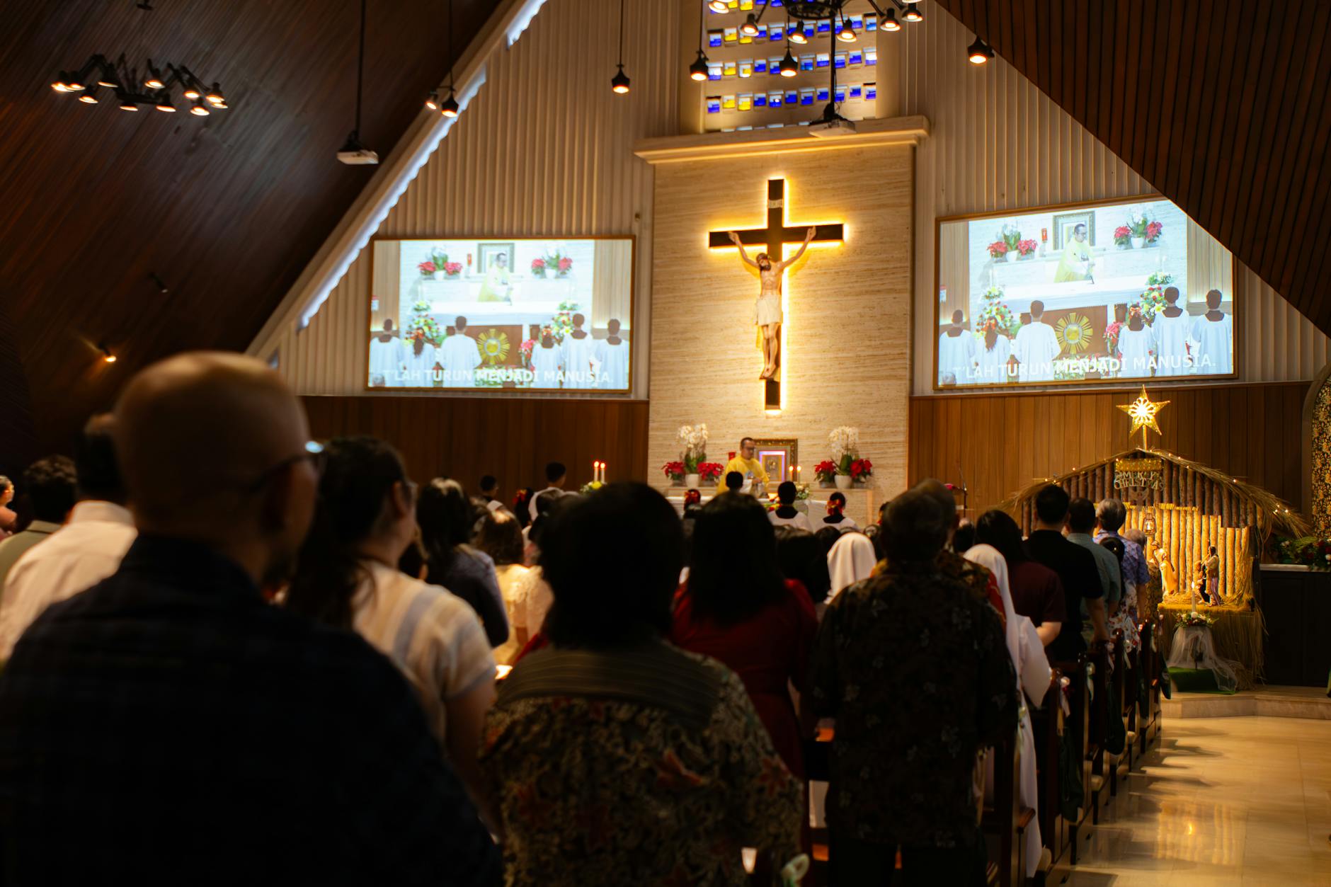 Znaki krzyża w liturgii: dlaczego tyle razy go czynimy i kiedy jest najważniejszy? Azjatyckie dzieci uczące się znaku krzyża podczas modlitwy