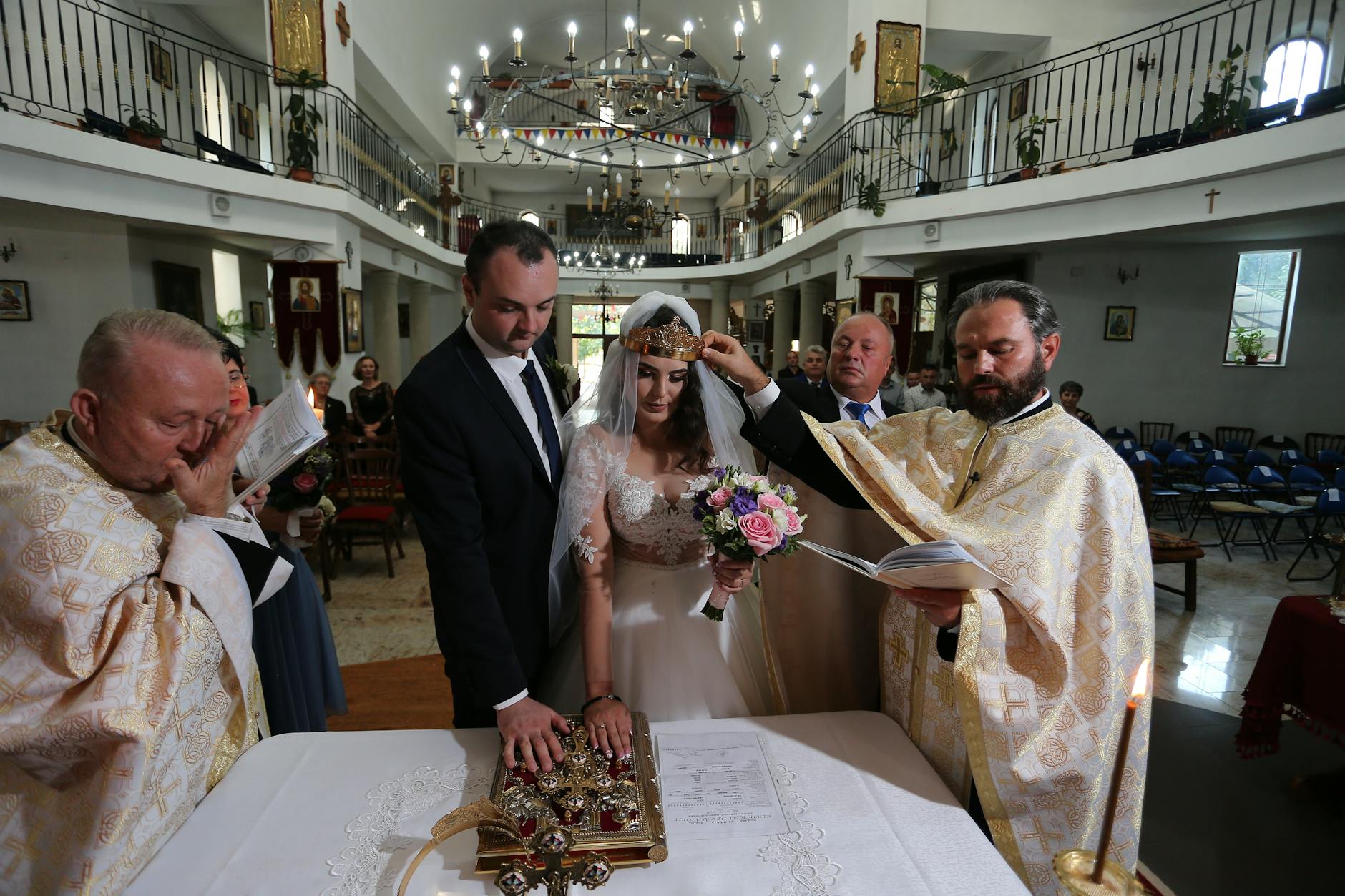 Małżonkowie trzymają się za ręce podczas kościelnej przysięgi