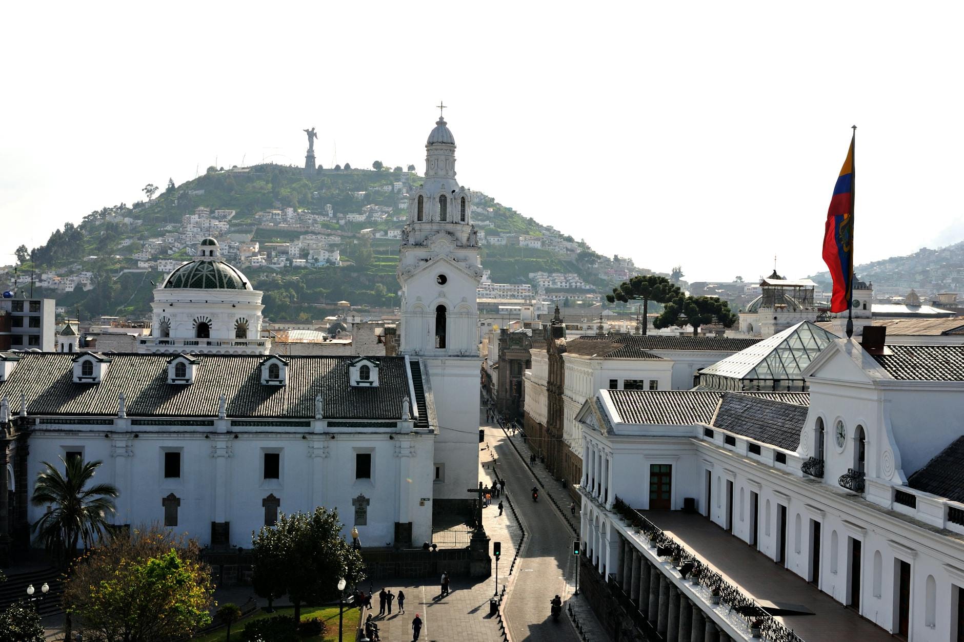 Panorama Quito z pomnikiem na wzgórzu El Panecillo