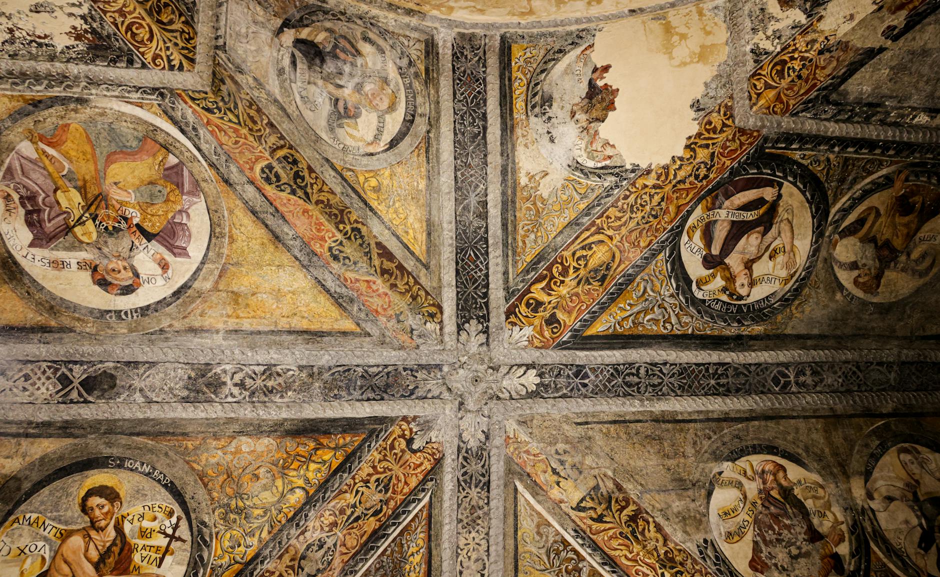 Starożytna rzymska katedra z kamienną fasadą i łukowymi oknami