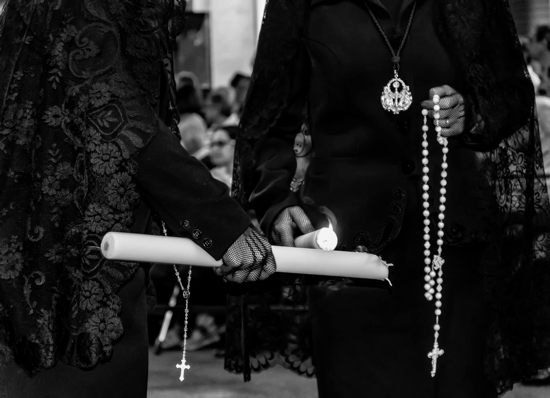 Wierni z świecami i różańcami podczas procesji w Jaén w Hiszpanii