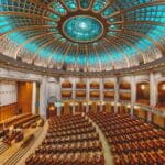 Wnętrze monumentalnej sali obrad pod wielką kopułą