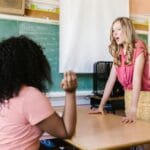 Jak rozmawiać z uczniem, który deklaruje niewiarę, a jednak pyta o Boga? Nauczyciel rozmawia z uczniami podczas żywej dyskusji w klasie