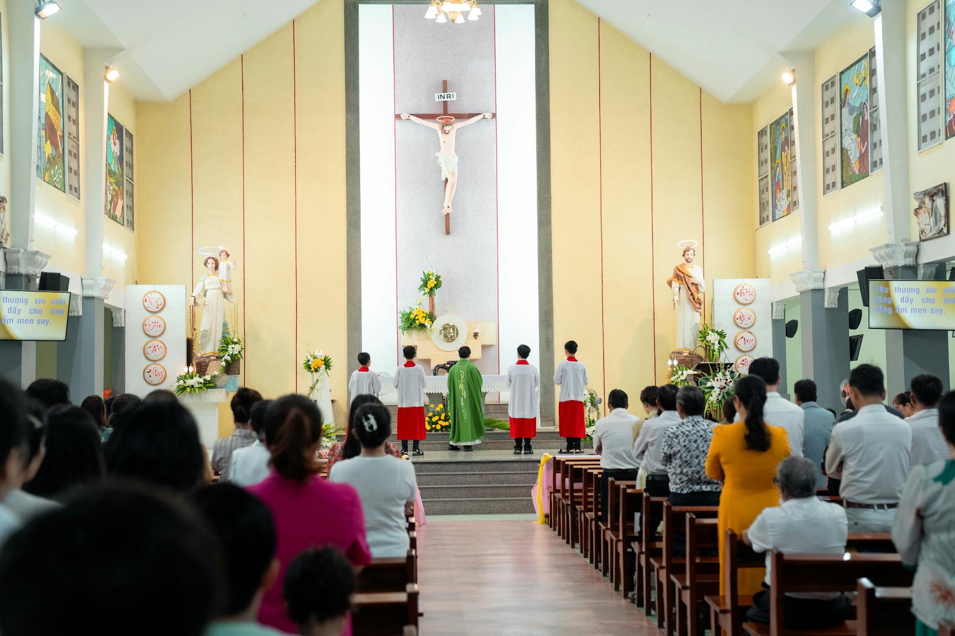 Msza święta z wiernymi i duchownymi w kościele