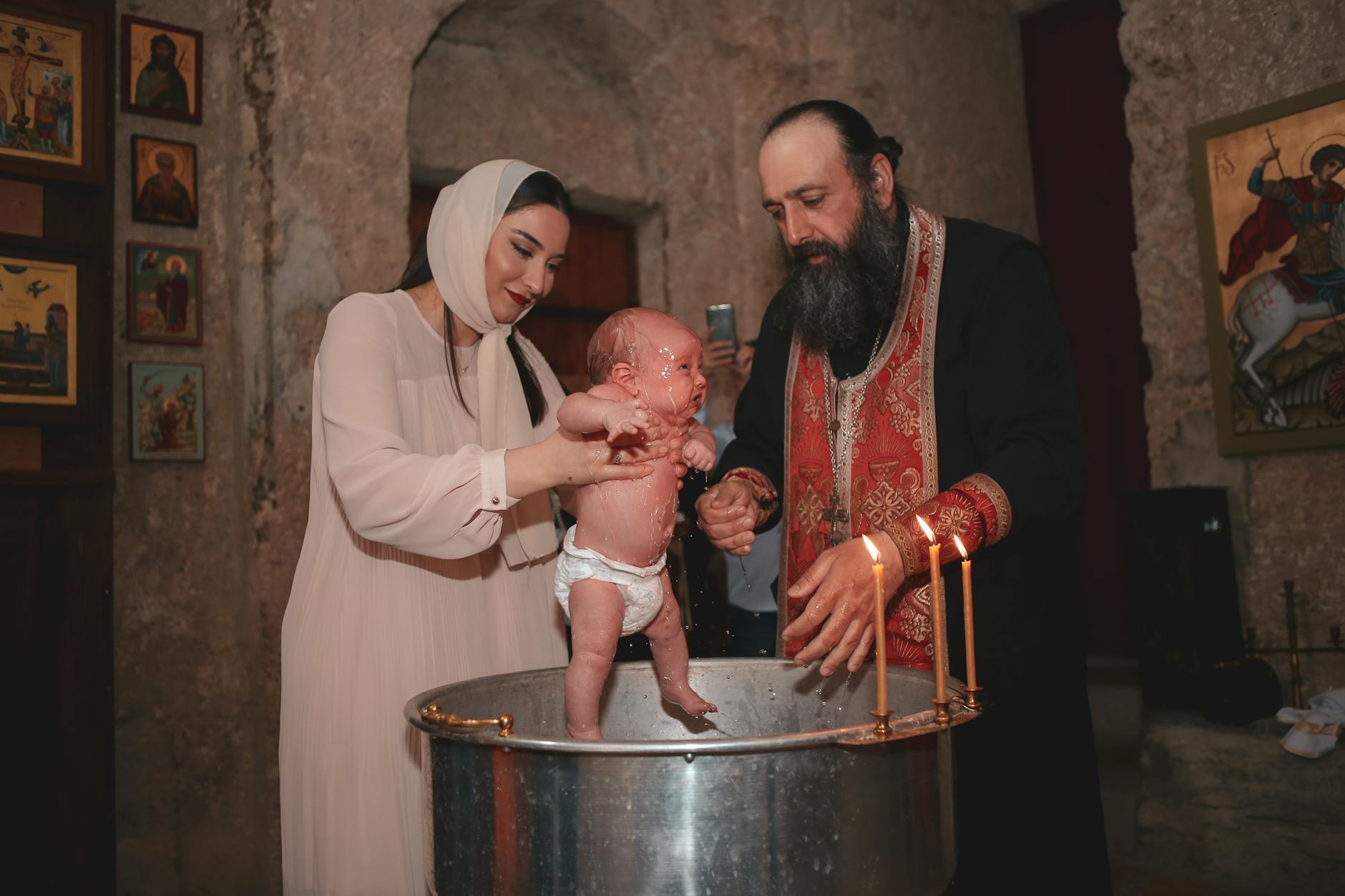 Rodzina z kapłanem podczas prawosławnego chrztu w kościele