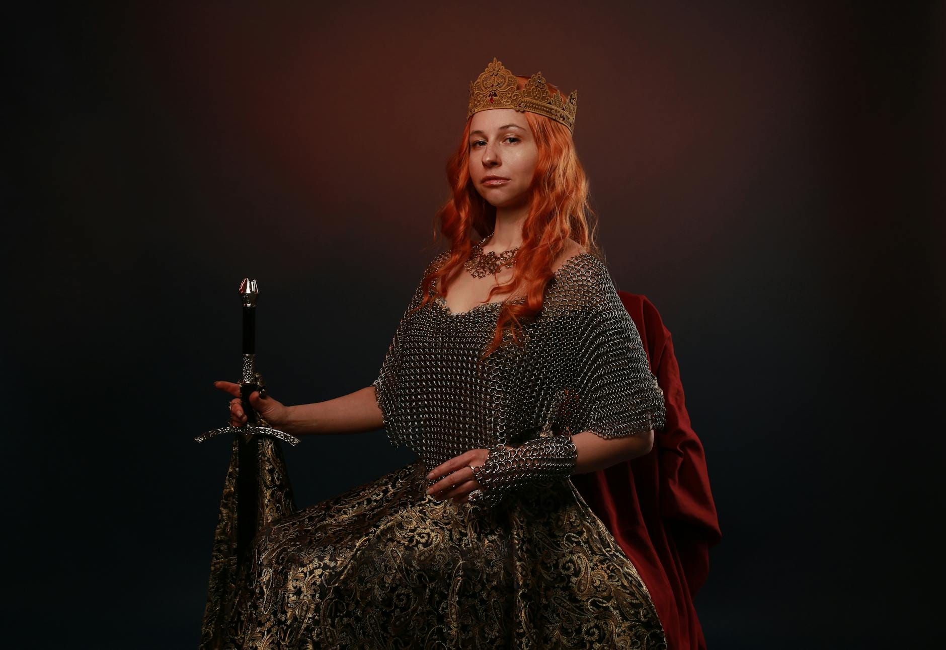 Święta Jadwiga Królowa z koroną i mieczem na ciemnym tle