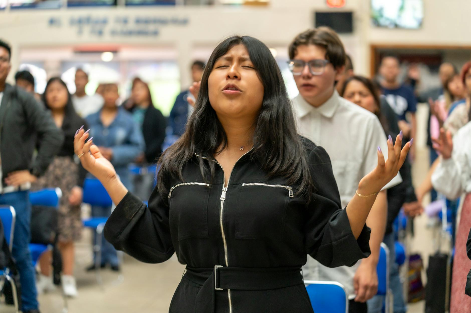 Wierni modlący się podczas liturgii w kościele w Ciudad de México