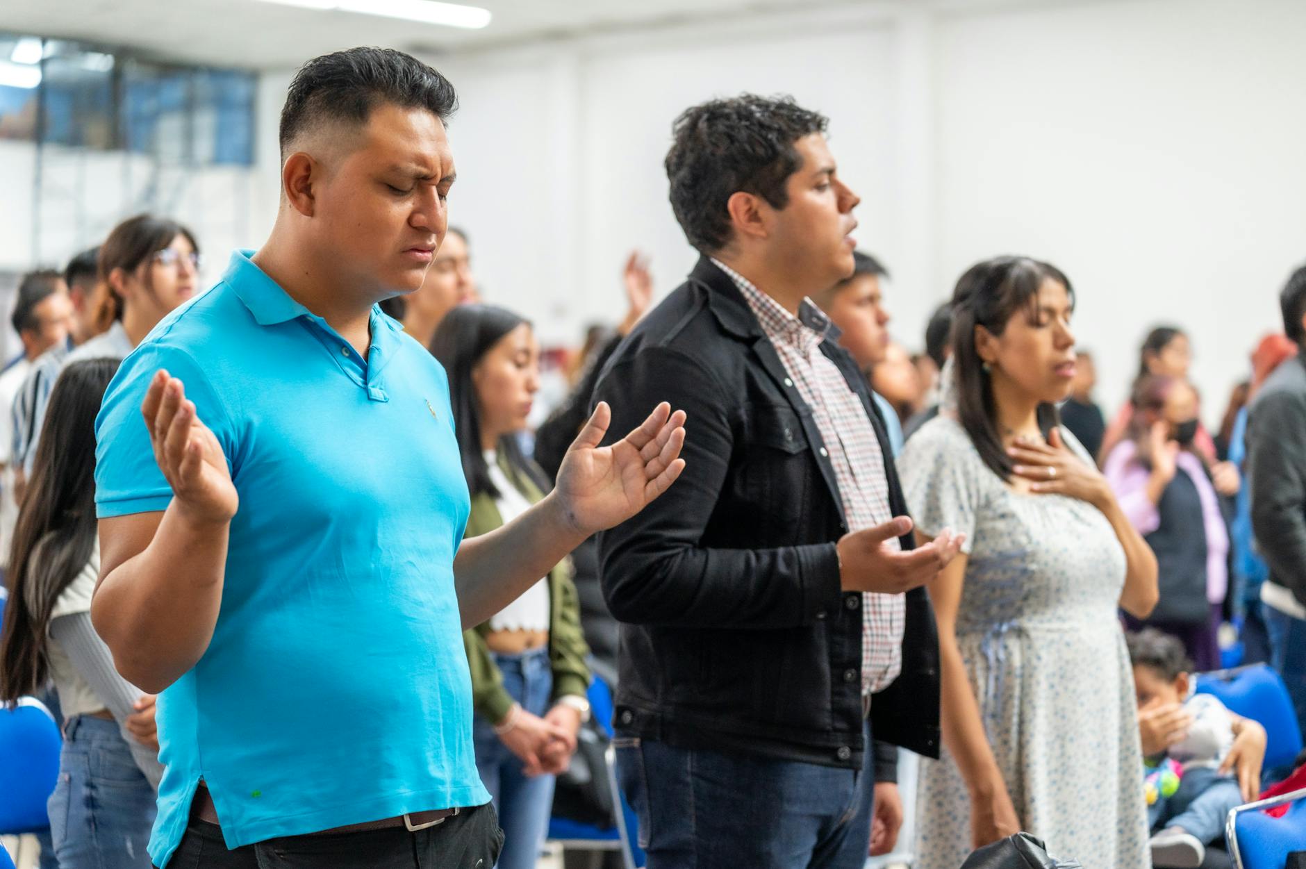 Wierni modlący się wspólnie podczas Mszy świętej w kościele