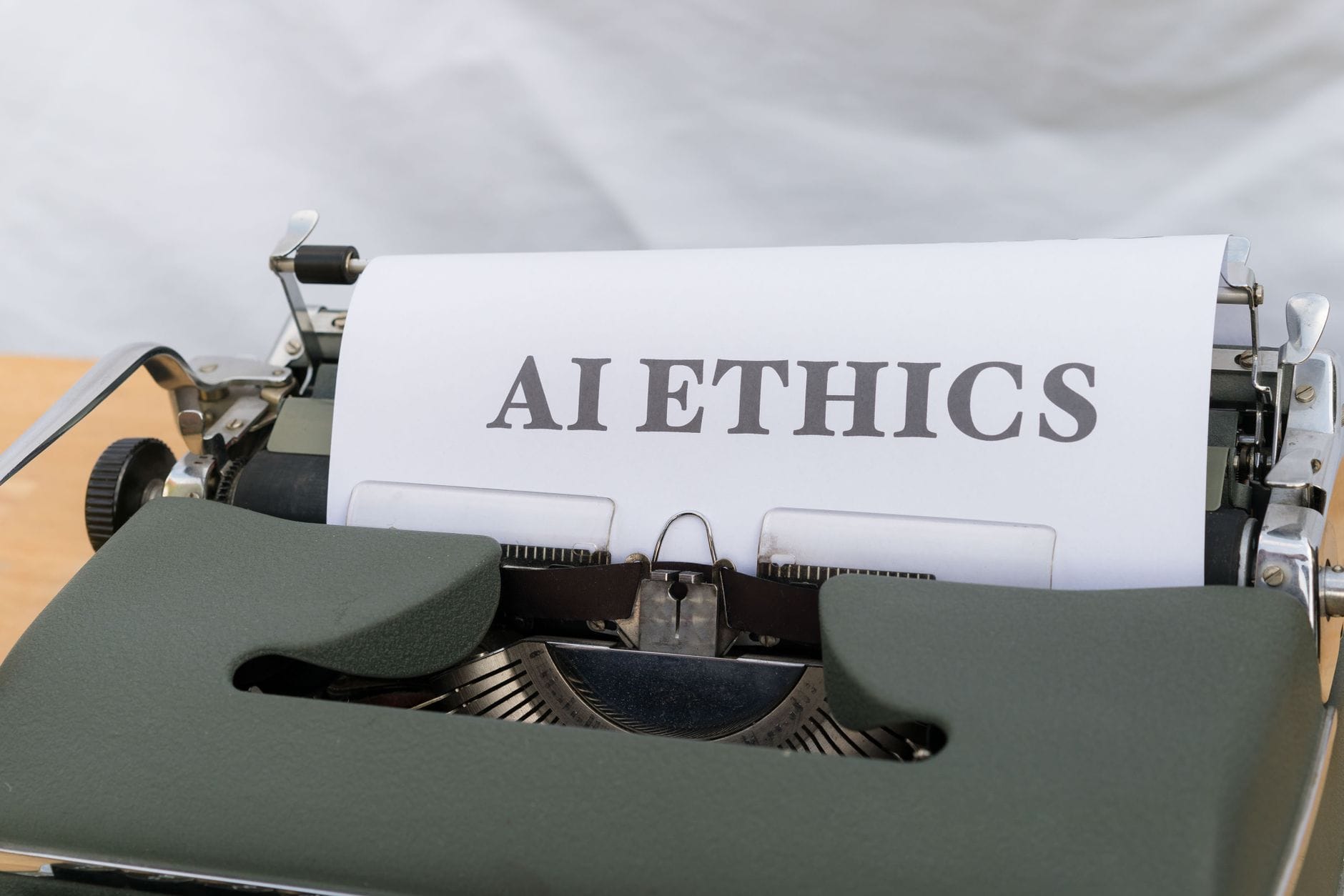 Zbliżenie na starą maszynę do pisania z napisem AI ETHICS na kartce