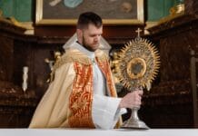 Adoracja Najświętszego Sakramentu: co robić w kościele, gdy nie wiesz jak się modlić? Adoracja Najświętszego Sakramentu: co robić w kościele, gdy nie wiesz jak się modlić?