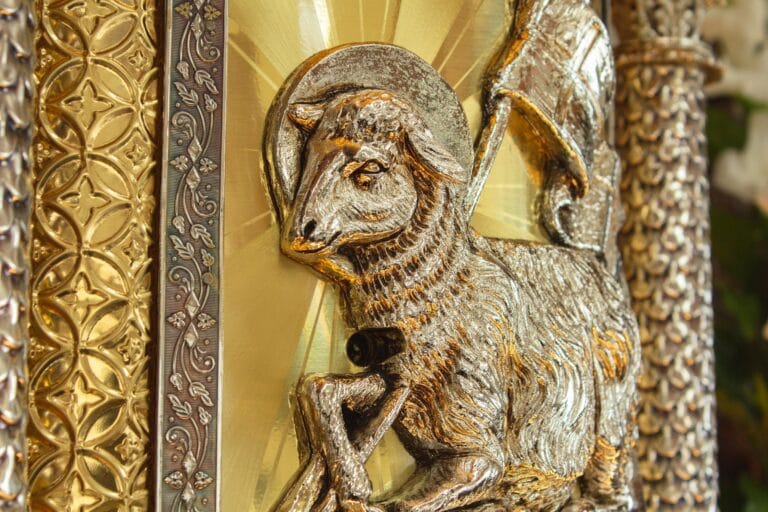 Złota figurka baranka w religij