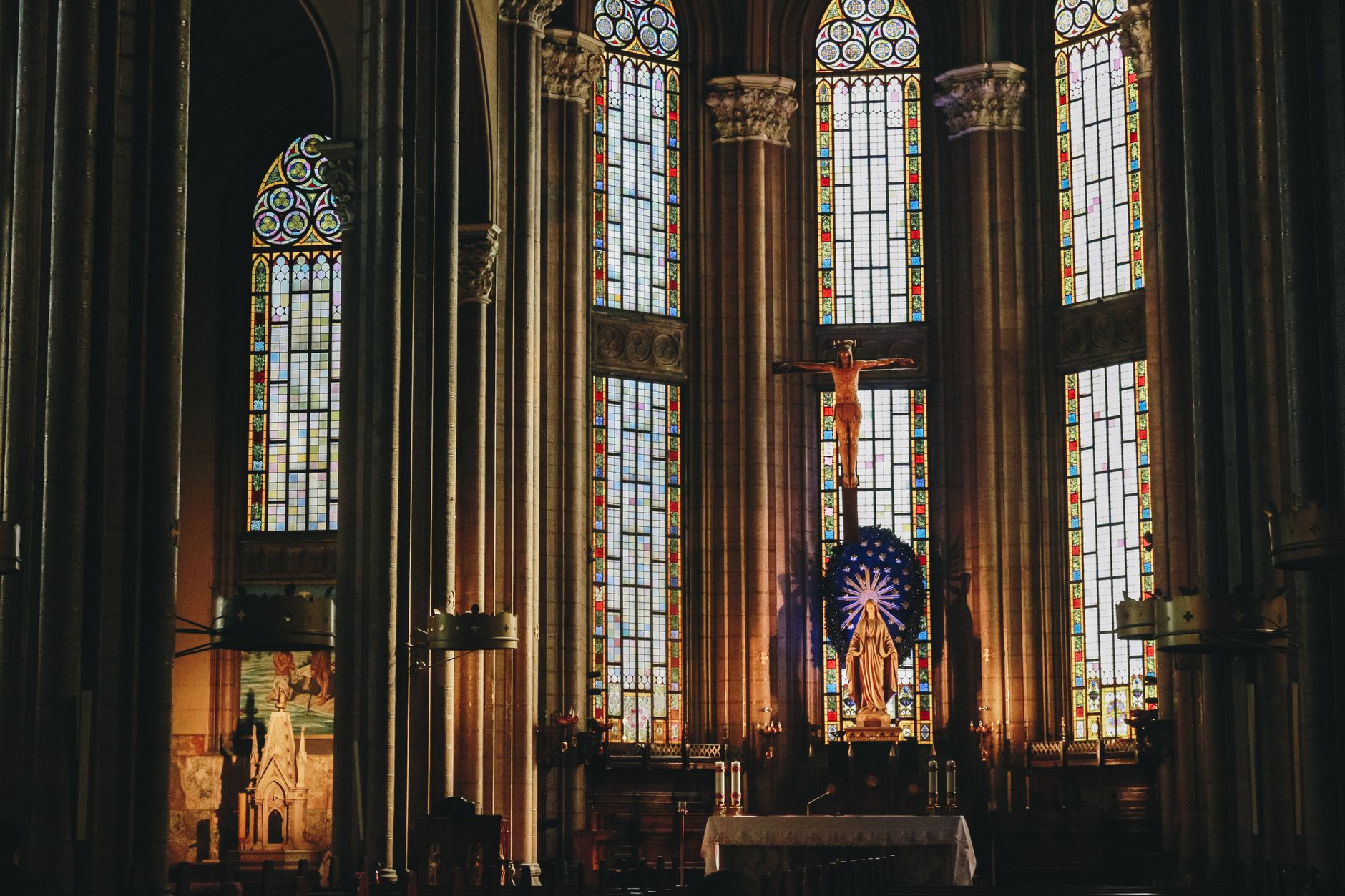 Witraże i ołtarz w zabytkowym wnętrzu katedry
